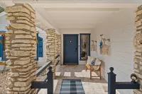Peaceful Lake Front Home Sleeps 12 - Homestays