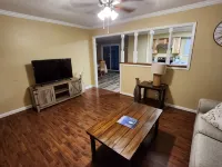 S2. Lakeside home in Historic Scottsboro - 3-Star