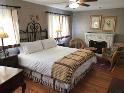 Casa Blanca Inn and Suites