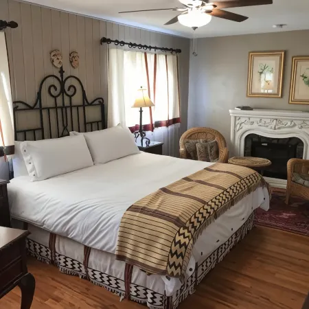 Casa Blanca Inn and Suites