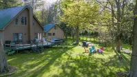 Stunning Lakeview Home: 2Br+Loft, Kayaks, Fire Pit & Shaded Yard – Pet Friendly! - 鄉村度假屋