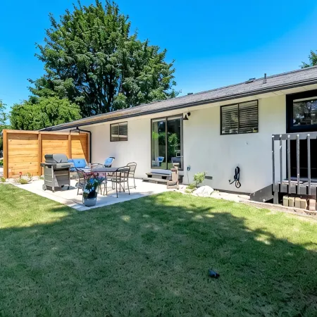 Short Walk to Downtown, AC, Coffee Bar, Patio Hotels in Enumclaw