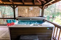 Riversong -3 Br Log Cabin on Toccoa River -Hot Tub, Firepit, Wood Fireplace - Tiny Houses
