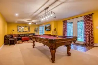 The Valley Estate - Ice Arena - Biking - Weddings - Walk to Town Square! - Wifi