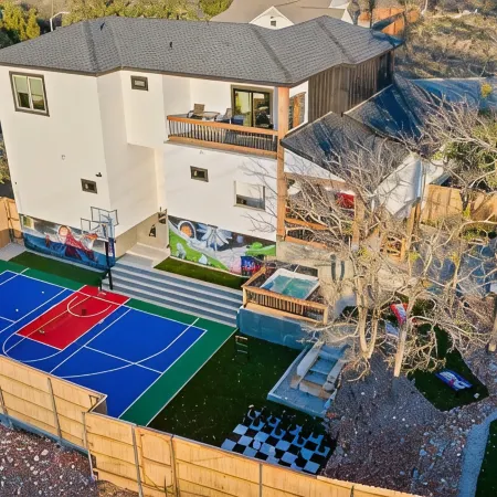 *Basketball,Pickleball, Hot Tub & Space Vibes. Aliens Await!