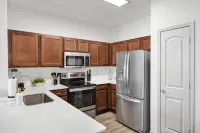 Cozy 1-BR Haven w/King Bed, Sofa Bed, Pool, Gym in Prime Frisco
