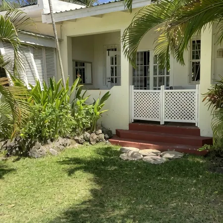 Ground Floor Apt with garden only 3 mins walk to Beach and Beach Club