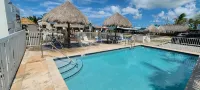 Tiny home in Key Largo with Private Dock, Tiki Hut and Boat Lift - Country Houses