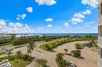 Miles of beach right across the street.  Enjoy ocean view from screened balcony! - Homestays