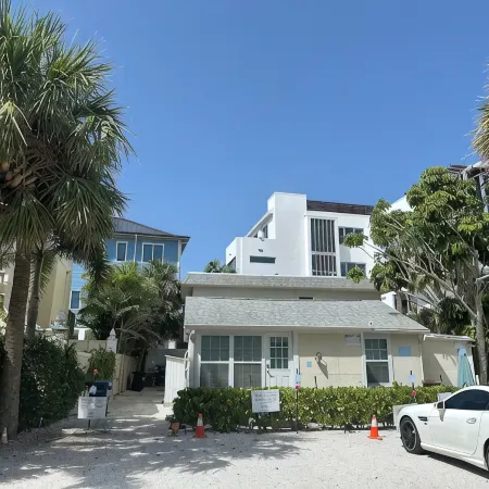 A  Gem on Siesta Key Close to Village - 2Br w Balcony,  1945 Triplex 2nd Floor