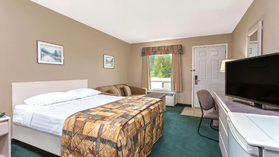 Super 8 by Wyndham Golden