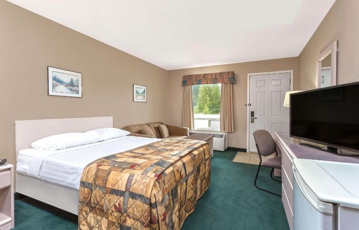 Super 8 by Wyndham Golden