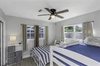 Spacious,Family Friendly 4Br Home, Enclosed Pool, Minutes 2 Beach! - Swimmingpools