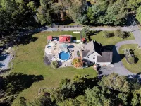 ClubDivot - A Modern Farm Style Home with Pool and Backyard Bar Hotels in Vineland