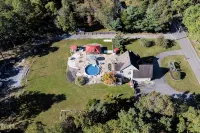 ClubDivot - A Modern Farm Style  Home with Pool and Backyard Bar - Bathtub