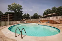 Trails End Cabin- 10 Min- Silver Dollar City; 15 Min- Branson; New Tiled Showers - Bathtub