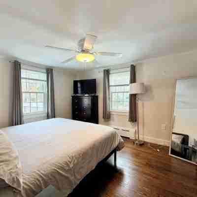 Dog-Friendly 4-Bedroom Home, Close to Restaurants and Beaches, w. Fenced Yard. Rooms