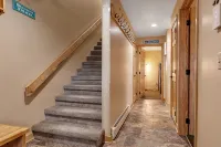 Updated townouse across from Holiday Valley - walk to ski lifts, pool and golf . - 2 estrellas