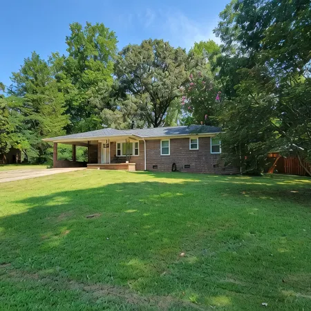 Relaxed, pet-friendly home walkable to Clemson campus, stadiums or downtown. Отели в г. Клемсон