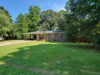 Relaxed, pet-friendly home walkable to Clemson campus, stadiums or downtown.