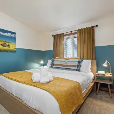 Westside Den Hotels near West Seattle