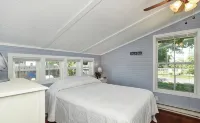 Sunnyside Up - Small Dog Friendly Waterfront Cottage