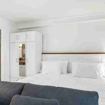 Modern Suite / Free Parking / View / AC / King Bed / Kitchen / Prime Location Rooms