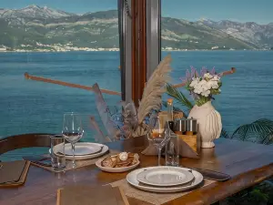Luxury Sea Residence by Kristina