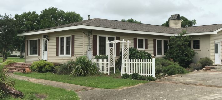 Spacious House with Big Yard and Private Pier! Lots of Parking Hotels in Pointe Coupee Parish