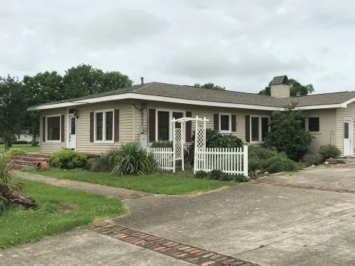 Spacious House with Big Yard and Private Pier! Lots of Parking