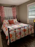 Enjoy this cozy cottage, 10 minutes from Bay Beach in Crystal Beach.