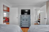 Ocean View-Pet Friendly- 1min walk to beach-sleeps 6 - balcony