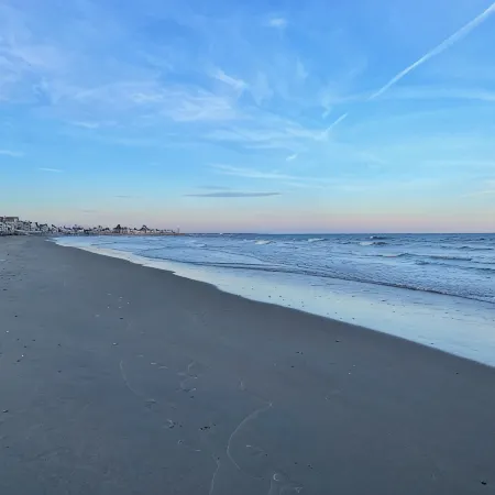Beautiful Beach Cottage steps away from private Moody Beach!