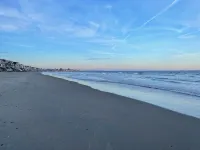 Beautiful Beach Cottage steps away from private Moody Beach!