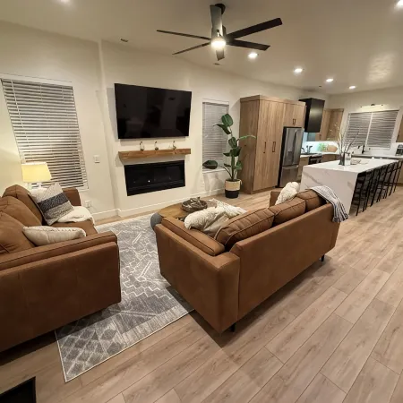 Luxury 5Br Adventure Hub! Pineview, Hiking, Golfing, Biking. Sleeps 12. 4.5 Bath
