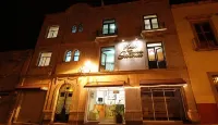 加萊里亞套房酒店