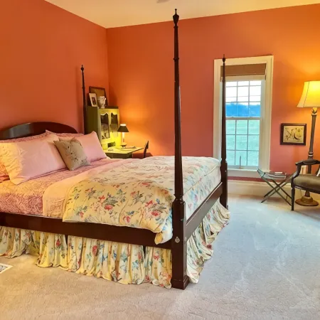 Step Inside a Magazine! Upscale Farmhouse on 3 acres. Hot Tub,Bocce Ball,Gardens