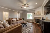 Charming 3-bedroom house with AC, WiFi in Del City - 무료 와이파이