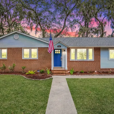 Renovated: 6 min to Parris Island - 10 min to downtown - Family Gem - Beach Pass