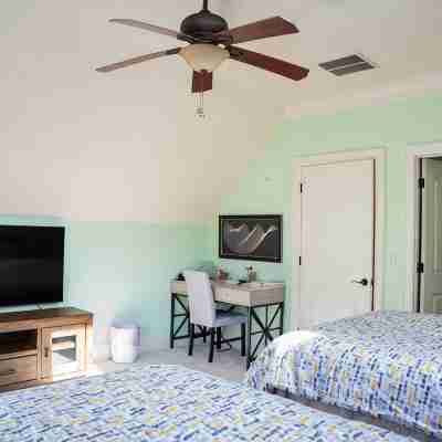 Near airport, food & shoppings. Spacious 5-bedroom house. Rooms