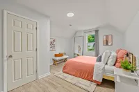 Brady St Retreat Front House - Sleeps 8 & Pets - บังกะโล