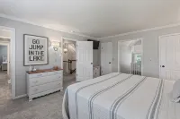Spacious 5-bedroom house in the heart of Guntersville located ON the lake. - 4-Sterne