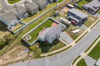 Foosball/Firepit/Fenced Yard/4 Min to Hendo/4 Beds - Kitchens