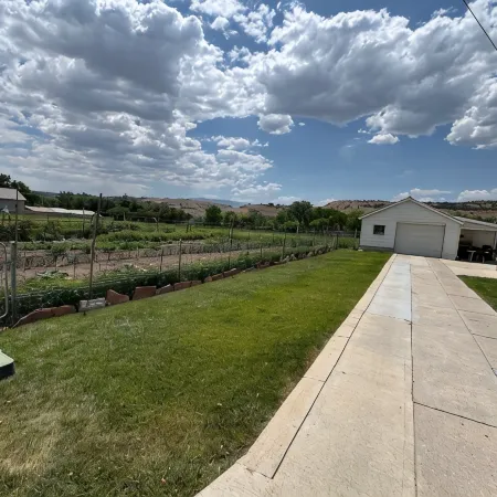 Experience Helper Charm - Spacious 4-Bedroom Retreat