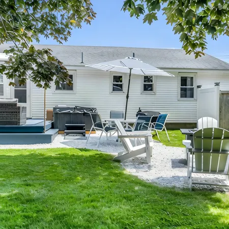 Great Hammcock Getaway, cozy home, hot tub, fire pit, beaches nearby.