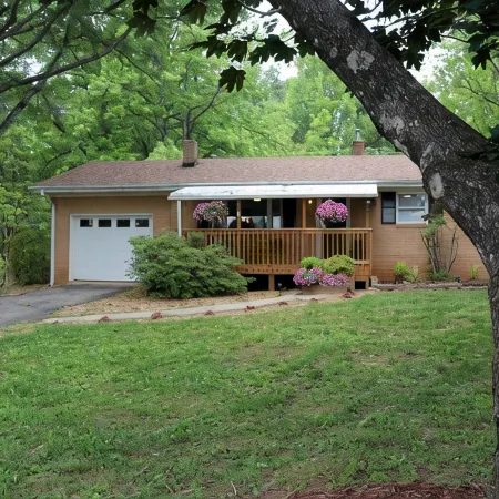 Entire Cottage at PNF with Bike storage