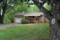 Entire Cottage at PNF with Bike storage - Wifi