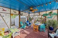 4Br 2.Blks to Beach! Large Decks for Sun&Shade. Easy Walk to Beach & Restaurants - 2-نجوم
