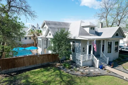 Sparkling pool • Historic 6-BR Oasis Near Downtown - مسبح خاص