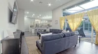 Modern House Near the Downtown Heated Pool Pet Friendly Whirlpool Spa Playroom - Villas